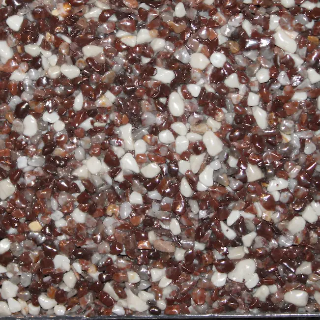 Dekorativer Belag aus Naturquarz: Steinteppich-Farbe Herbstrot - Beige 75/25 von Ketterer Fautz Sanierungen GmbH.