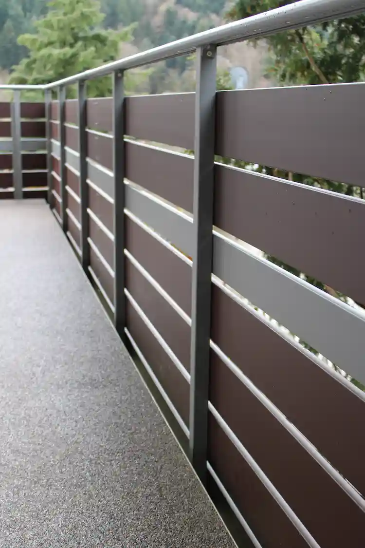Modernes, neu installiertes Balkongeländer im Raum Grenzach nach der Sanierung durch die Ketterer Fautz Sanierungen GmbH.