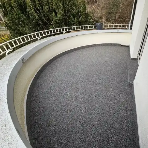 Komplett fertig sanierter, halbrunder Balkon mit einer sauberen und fugenlosen Bodenfläche