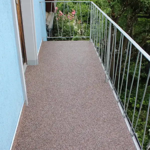 Frisch sanierter und fertiggestellter Balkon im Außenbereich
