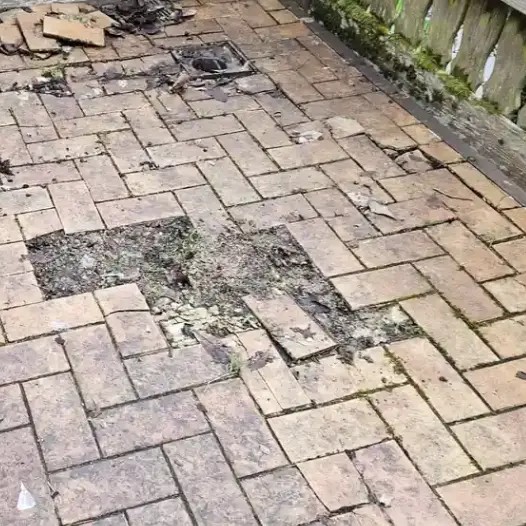Verwitterte Außenterrasse mit beschädigtem Kachel-Boden vor der professionellen Terrassensanierung durch Ketterer Sanierung in Südbaden.