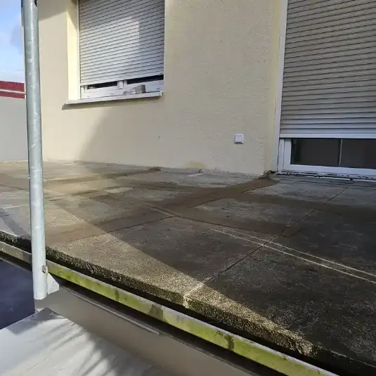 Freigelegte, baufällige Grundsubstanz eines Balkons nach der vollständigen Entkernung vor dem Neuaufbau durch Ketterer Fautz.