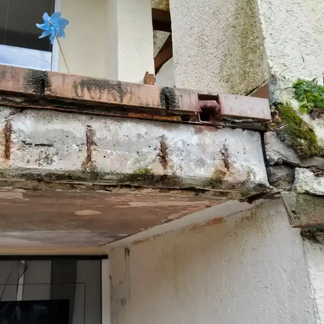 Beschädigter Balkon mit Rissen und Abplatzungen am Betonfundament vor der professionellen Balkonsanierung in Südbaden.