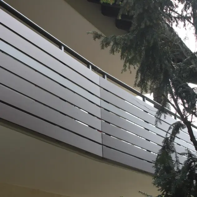 Außenansicht des neu montierten, modernen Balkongeländers an der Hausfassade