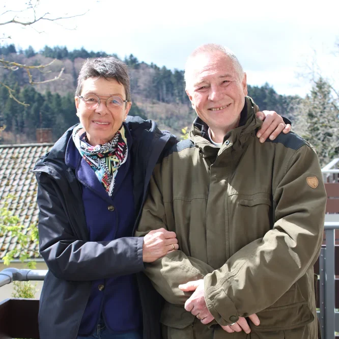 Das zufriedene Ehepaar Güting aus Badenweiler nach der erfolgreichen Sanierung ihres Außenbereichs durch Ketterer Sanierung.