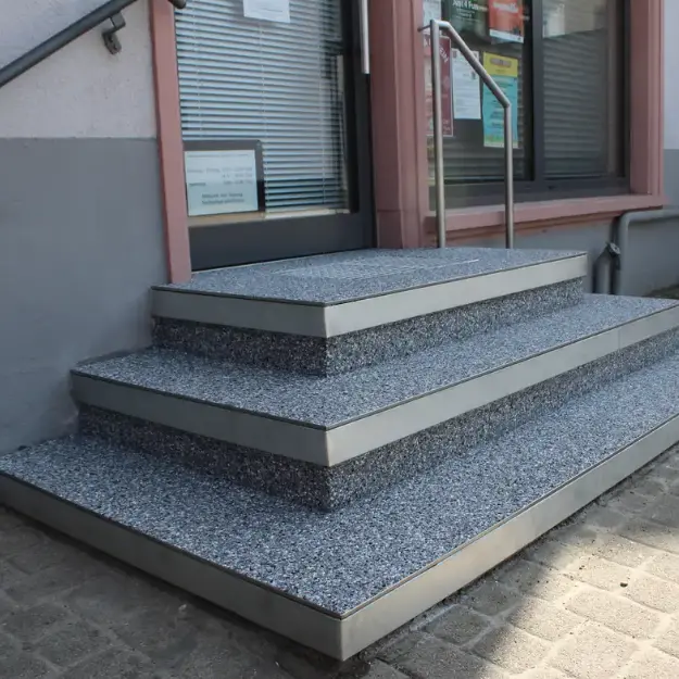 Drei frisch sanierte Eingangsstufen eines Ladengeschäfts mit modernem Feuchtigkeitsschutz und Marmorsteinbeschichtung im Raum Lörrach.